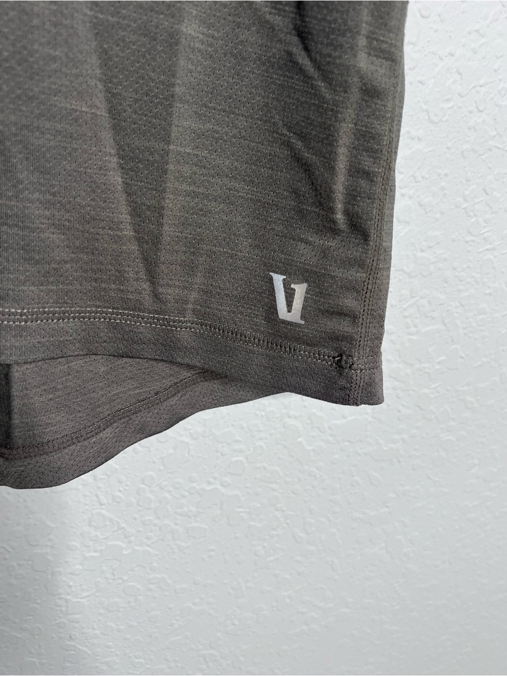 Vuori Zephyr Muscle Tank Top Men's Large Gray Athletic Gym Sleeveless Shirt B25 - Picture 2 of 6